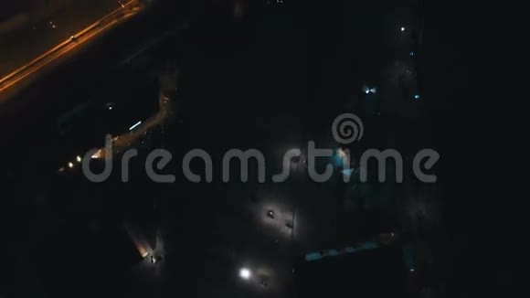 夜晚乘坐汽车俯瞰欧洲城市视频的预览图