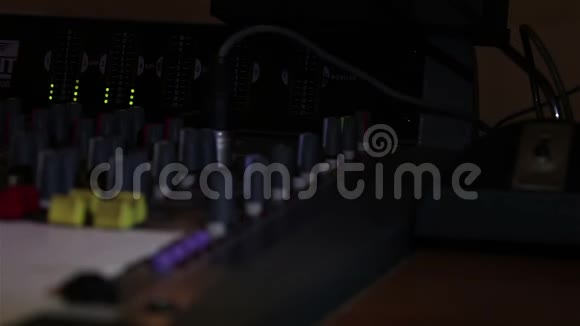 声音控制台视图与许多指示器滑块按钮和继电器视频的预览图