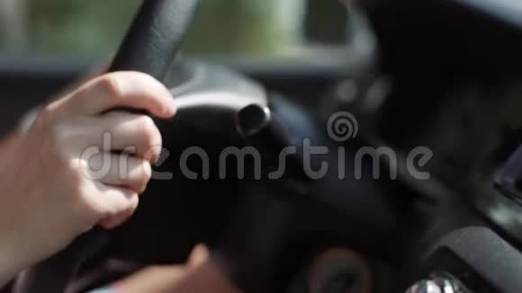 汽车方向盘上的女性手特写一个女人开车视频的预览图
