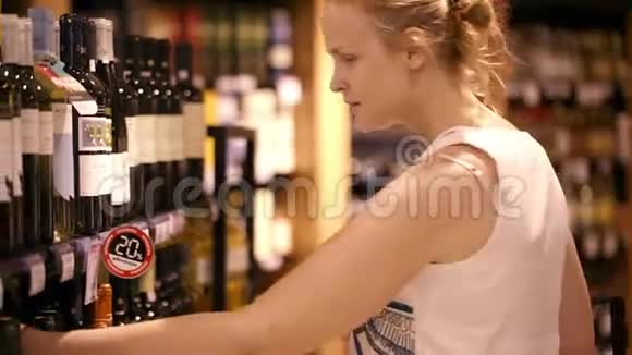 女人在瓶子店里买酒视频的预览图