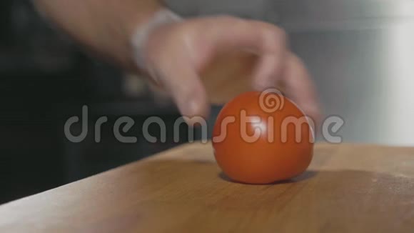 厨师用手在木板上切番茄片视频的预览图