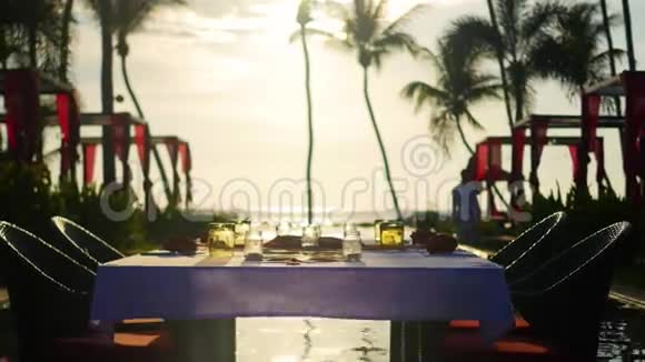 海滩上漂亮的餐厅情侣们的浪漫之地日落视频的预览图