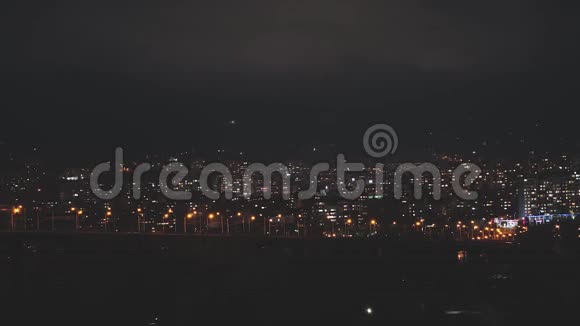时光流逝的城市景观桥和汽车视频的预览图