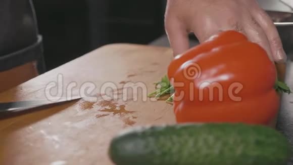 厨师戴手套切菜板上的欧芹关门视频的预览图