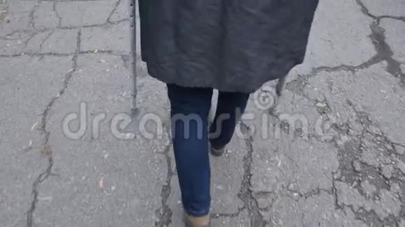 拄着拐杖走路一个女人拄着拐杖走路视频的预览图