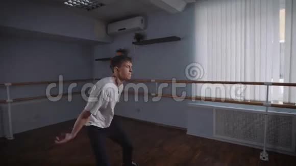 一个年轻人在大厅里表演街舞用手做舞蹈动作有扶手的舞蹈室视频的预览图
