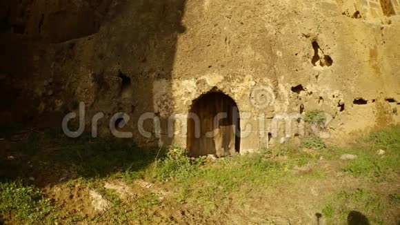 法马古斯塔古堡高墙深护城河的秘密入口视频的预览图