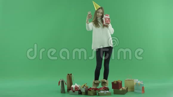 美女自拍圣诞礼物背景色为chroma键视频的预览图