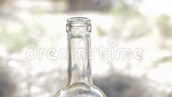 白葡萄酒被倒入一个塑料玻璃杯近距离拍摄视频的预览图
