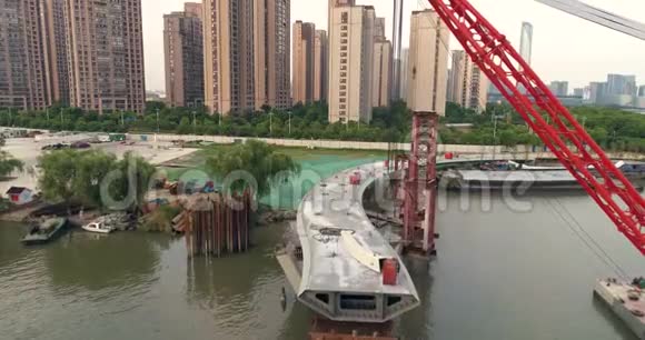 浮吊人行桥施工鸟瞰图视频的预览图