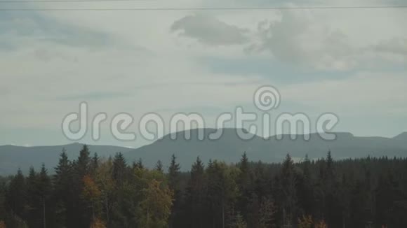从车前窗看车在空山路上行驶动作缓慢罗马尼亚夏季的公路旅行视频的预览图