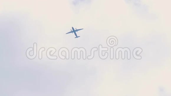 螺旋桨飞机飞出云层视频的预览图