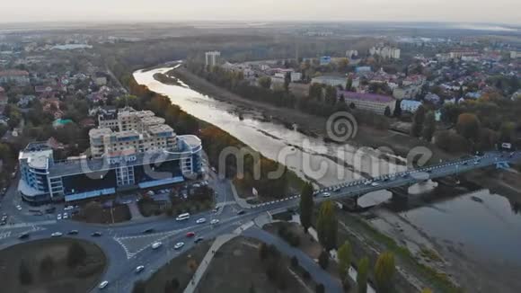 秋日乌日霍罗德乌克兰的小镇全景在乌日河上空日落时的欧洲视频的预览图