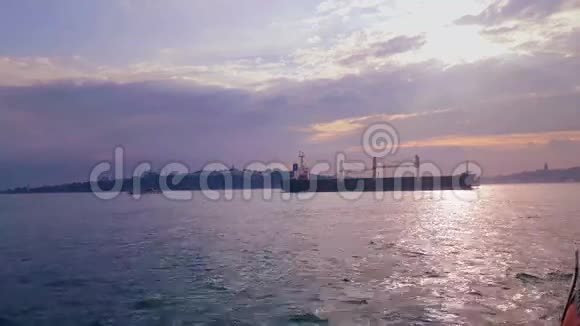 从土耳其伊斯坦布尔Bosphorus通过的船只视频的预览图