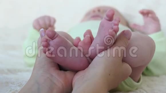 按摩师按摩小婴儿的脚视频的预览图