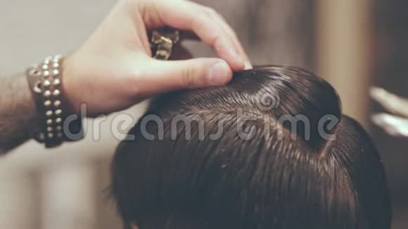 理发师用剪发器男性美发发型理发师视频的预览图