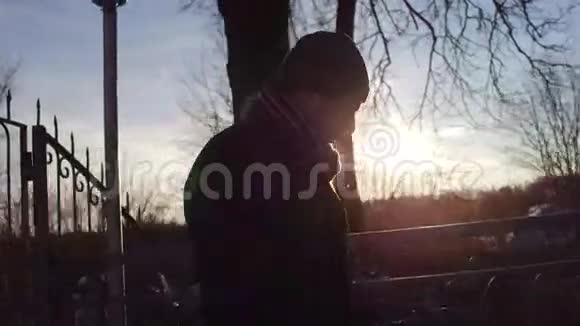 冬天男人和女人一起在一座小桥上靠太阳行走4Kstealam拍摄侧写视图视频的预览图