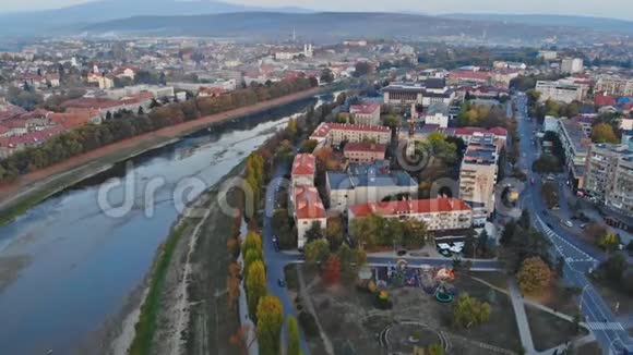 秋日日出时在乌日河上空的一个小城市上欣赏乌日罗德乌克兰的全景视频的预览图