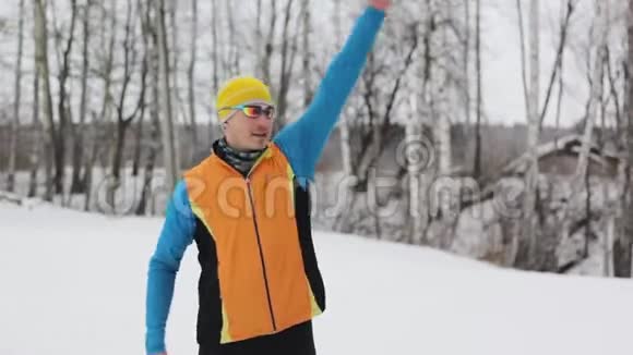 滑雪者为身体做运动视频的预览图
