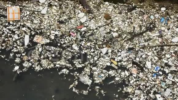 室外池塘水面多种垃圾的移动视频的预览图