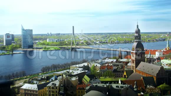 从拉脱维亚圣彼得教堂俯瞰里加市中心时间推移视频的预览图