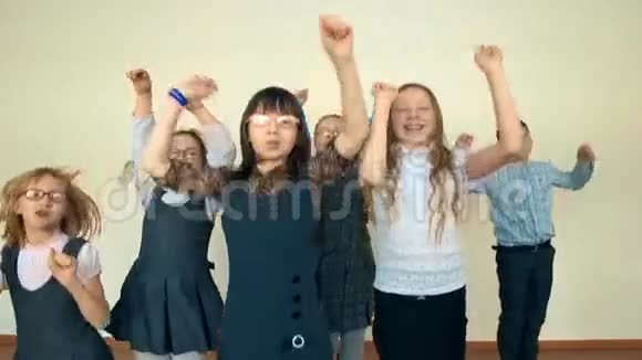 一大群快乐欢快的孩子们跳着舞视频的预览图