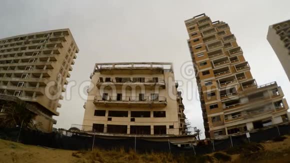 北塞浦路斯瓦罗沙鬼城遭雨遗弃的高层建筑视频的预览图