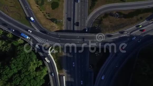 俯视汽车在高速公路立交桥上行驶公路交叉口的汽车交通视频的预览图