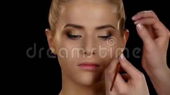 专业化妆侧视眼影应用与刷子黑色的特写视频的预览图