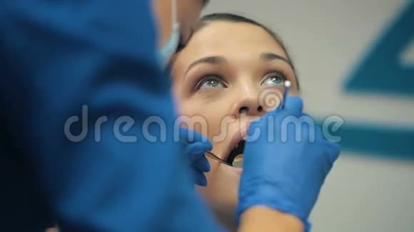 做牙齿检查的女人视频的预览图