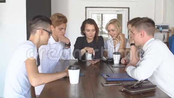 在咖啡店使用平板电脑的年轻商人群体视频的预览图