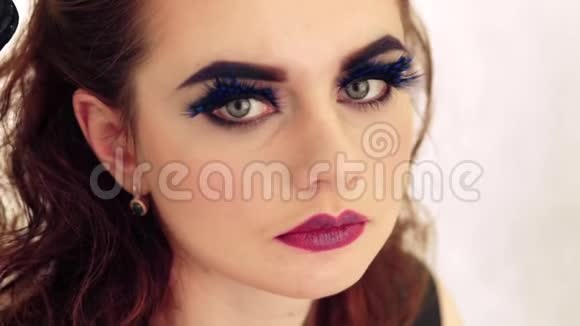 化妆和假睫毛的女孩视频的预览图