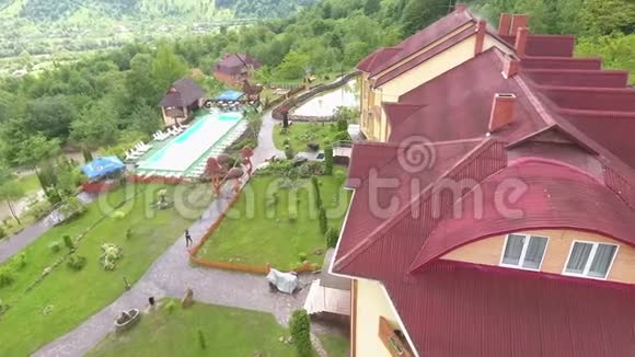 旅游综合体游泳池和池塘的屋顶视频的预览图