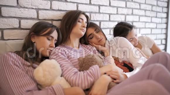 女孩子在聚会后睡在床上视频的预览图