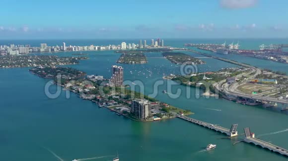 迈阿密佛罗里达州美国2019年1月空中无人驾驶飞机飞越迈阿密海港码头的船只和游轮视频的预览图