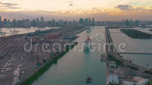 迈阿密佛罗里达州美国2019年1月空中无人驾驶飞机飞越迈阿密海港码头的船只和游轮视频的预览图