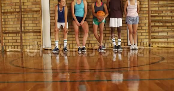 在篮球场上高中生靠在墙上视频的预览图