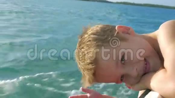 儿童乘船旅行试图触摸水视频的预览图