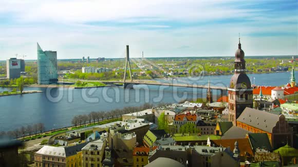 从拉脱维亚圣彼得教堂俯瞰里加市中心时间推移视频的预览图