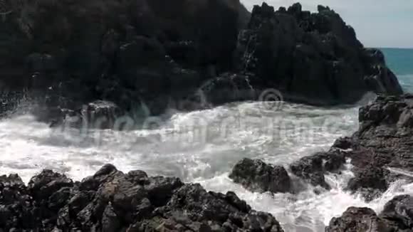 巨大的海浪拍打着岩石海浪哗啦啦地撞击着海面上的岩石巴拉望岛视频的预览图