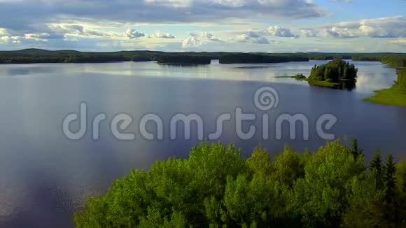 在一个多风的阴天拍摄美丽的湖泊视频的预览图