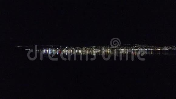 特罗姆瑟市的岛屿城市夜晚在平静的峡湾表面倒影视频的预览图