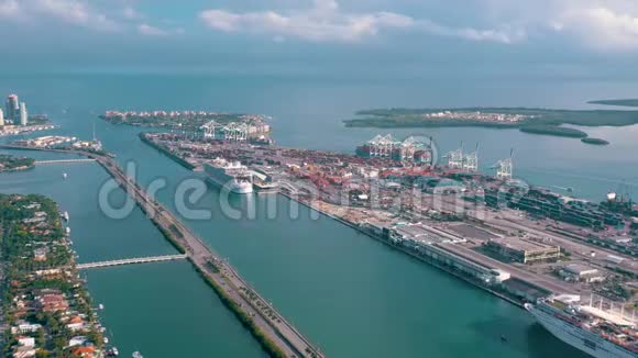 迈阿密佛罗里达美国2019年1月空中无人机观景飞行超过迈阿密海港码头的船只和游轮视频的预览图