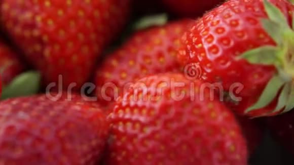 成熟的草莓与叶子旋转接近视频的预览图