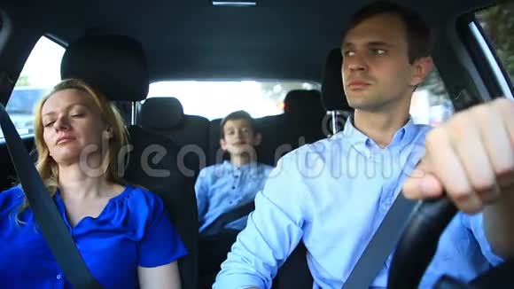 家人爸爸妈妈和儿子一起上车妈妈和孩子一起在车里睡觉视频的预览图