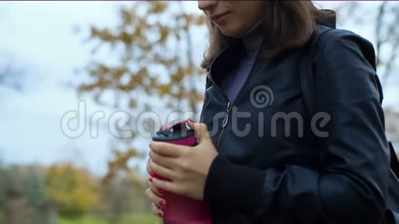 女人从瓶子里喝水视频的预览图