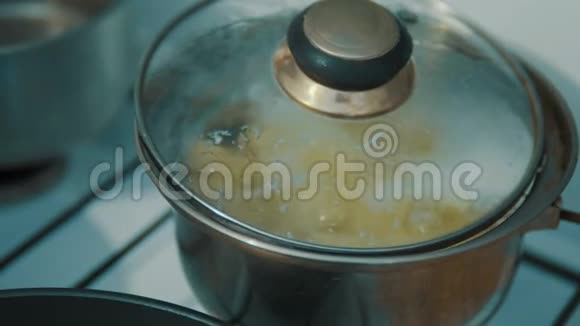 在炉子上用平底锅煮土豆视频的预览图