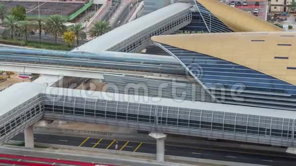 前往迪拜码头和JLT附近的地铁站交通在谢赫扎耶德公路上的空中时差视频的预览图