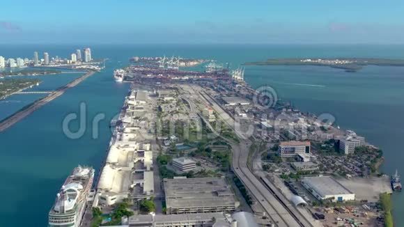 迈阿密佛罗里达美国2019年1月空中无人机观景飞行超过迈阿密海港码头的船只和游轮视频的预览图