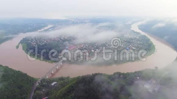 乌克兰Ternopil地区Zaleschiki的空中录像雾蒙蒙的早晨的全景日出时间飞行飞行视频的预览图